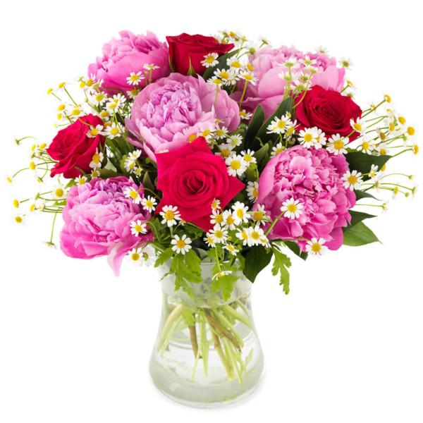 Äitienpäivän kukkakimppu jossa aniliininpinkkiä pionia ja punaista ruusua